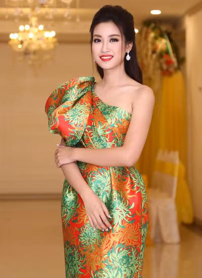 Đỗ Mỹ Linh trong trang phục của nhà thiết kế Đỗ Mạnh Cường tại một sự kiện ở TP HCM.