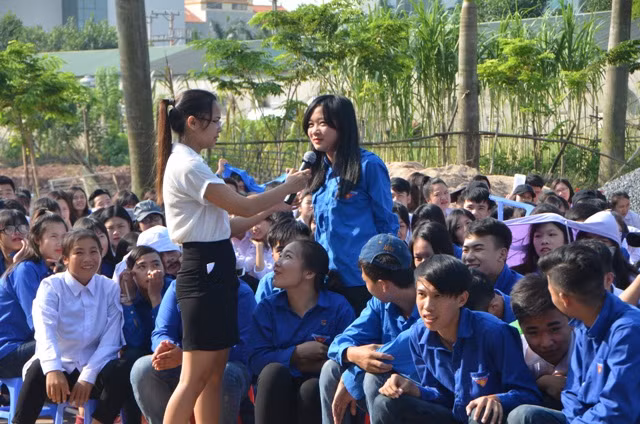 Học sinh trường Chu Văn An Móng Cái tìm hiểu Luật giao thông.