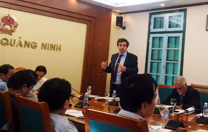 Đại diện Công ty Rent A Port dự thảo Báo cáo cuối cùng nghiên cứu tiền khả thi dự án Phục hồi môi trường nước Vịnh Hạ Long