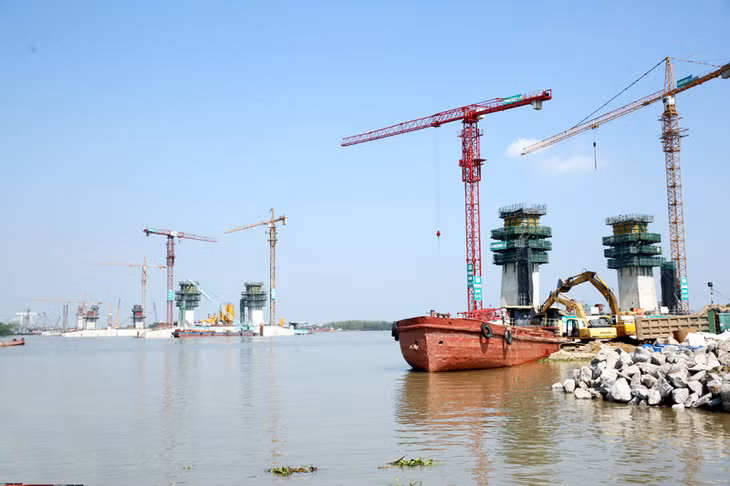 Hiện các nhà thầu đang tập trung thi công trụ tháp