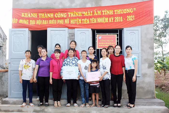 Hội LHPN huyện Tiên Yên khánh thành, bàn giao “Mái ấm tình thương” cho hộ chị Nguyễn Thị Ngoãn, ở thôn 4, xã Đồng Rui (huyện Tiên Yên). (Ảnh do Hội LHPN tỉnh cung cấp)