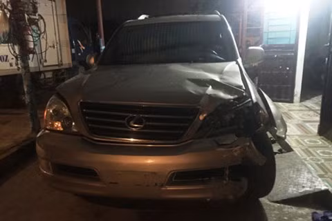 Chiếc xe Lexus 470, sử dụng BKS giả do Nghĩa điều khiển gây tai nạn.