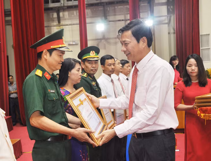 Đồng chí Bí thư Tỉnh ủy, Chủ tịch HĐND tỉnh tặng Bằng khen của BTV Tỉnh ủy cho các chi, đảng bộ cơ sở đạt TSVM tiêu biểu 5 năm
