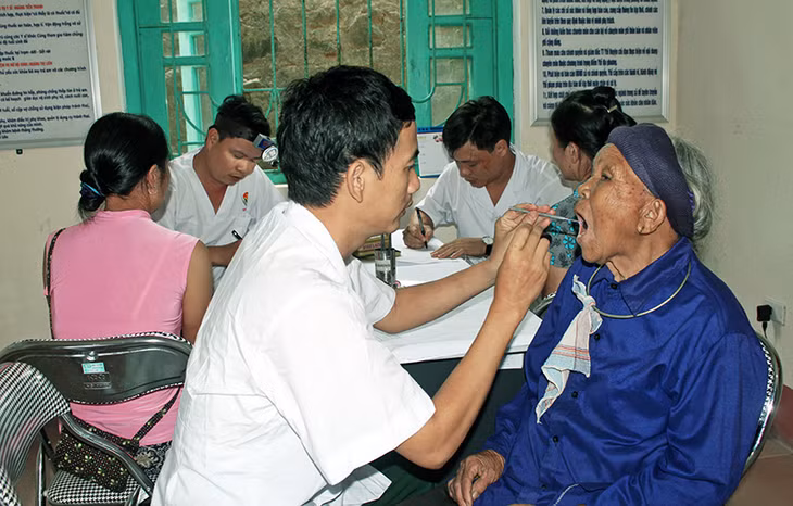 Y, bác sĩ Bệnh viện Quân y 7, khám, cấp phát thuốc miễn phí cho nhân dân các xã Tình Húc, Đồng Tâm, Đồng Văn (huyện Bình Liêu). Ảnh: La Lành (Đài Bình Liêu)
