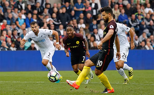 Aguero chưa từng ghi bàn ở Liberty trước đây, nhưng đã lập cú đúp trong trận đấu thuộc vòng 6 Ngoại hạng Anh, qua đó nâng thành thích làm bàn của amn cho Man City mùa này lên con số 11. Ảnh: Reuters.