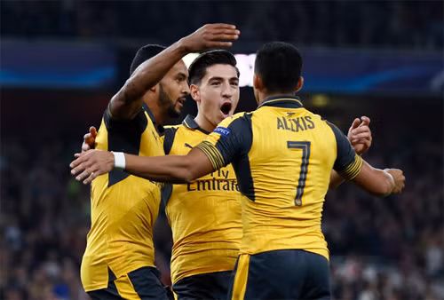 Walcott (trái) đang đạt phong độ cao, ghi bốn bàn trong ba trận gần nhất. Ảnh: Reuters.