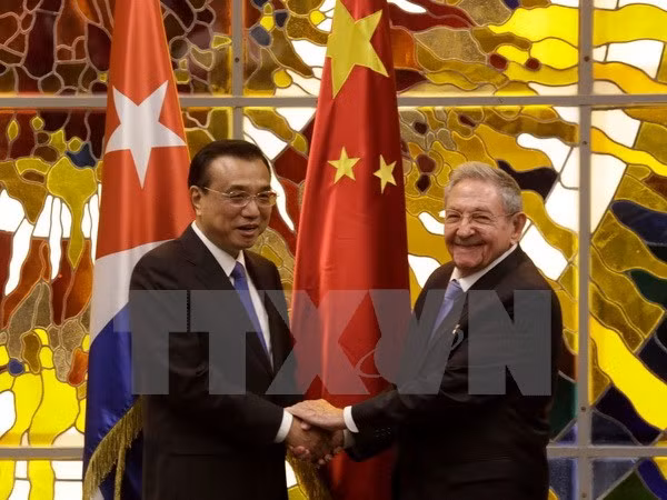 Chủ tịch Cuba Raul Castro (phải) và Thủ tướng Trung Quốc Lý Khắc Cường. (Nguồn: AFP/TTXVN)