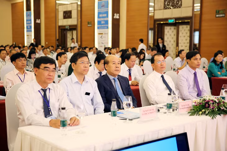 Các đồng chí lãnh đạo Bộ TG-VT, tỉnh Quảng Ninh, Tập đoàn TKV, Cục hàng hải Việt Nam dự hội nghị.