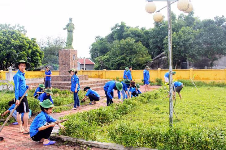 Tuổi trẻ huyện Đầm Hà dọn vệ sinh môi trường khuôn viên tượng đài Hà Quang Vóc trong “Ngày thứ bảy, chủ nhật xanh”.