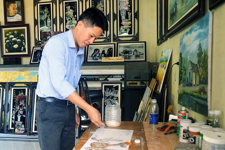 Phòng tranh bột điệp của anh Ðinh Công Tuyến (thôn 5, xã Hiệp Hòa, TX Quảng Yên).