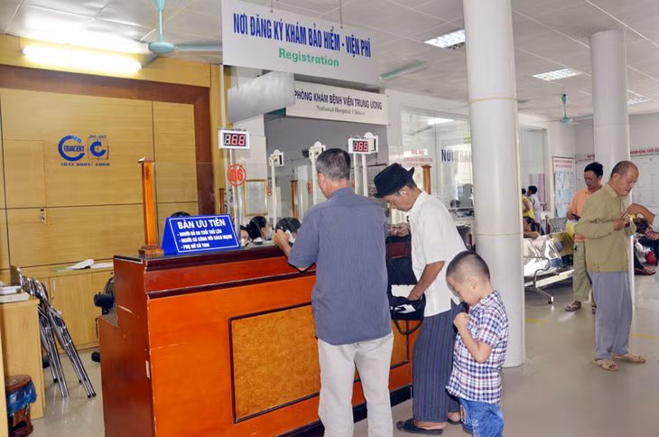 Người dân đến đăng ký khám BHYT tại Bệnh viện Bãi Cháy.