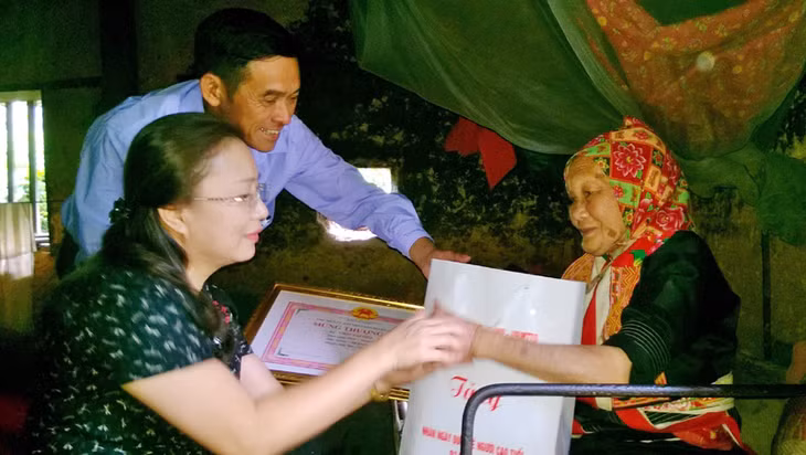 Đồng chí Vi Ngọc Bích, Bí thư Huyện ủy, Chủ tịch HĐND huyện Hải Hà tặng quà cho cụ Chíu Tài Múi, xã Quảng Sơn