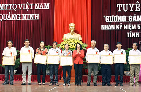 Đồng chí Vũ Thị Thu Thu Thủy, Phó Chủ tịch UBND tỉnh tặng Bằng khen của UBND tỉnh cho các tập thể và cá nhân có thành tích xuất sắc trong phong trào thi đua “gương sáng vì cộng đồng năm 2013.