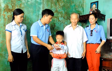 Tặng quà trung thu học sinh nghèo phường Cao Xanh (Tp Hạ Long) 