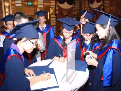 Xu hướng sinh viên tốt nghiệp, không việc làm ổn định học lên cao học ngày càng nhiều. ẢNH: NGUYỄN Hưng.