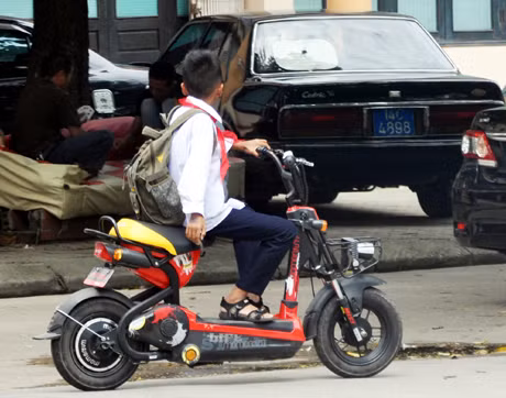 Nhiều “cậu ấm, cô chiêu” còn điều khiển xe đạp điện “kiểu làm xiếc” (cổng Trường THPT Hòn Gai, TP Hạ Long; cổng Trường THCS Kim Đồng, TP Hạ Long).