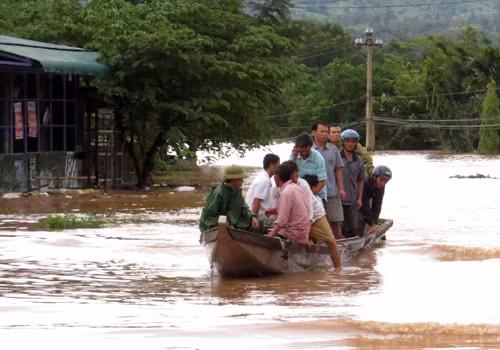  Theo báo cáo nhanh của Đồn Biên phòng Cửa khẩu Quốc tế Lao Bảo thì tại thị trấn Lao Bảo có 616 hộ - 3204 nhân khẩu; xã Tân Thành có 130 hộ - 500 nhân khẩu bị ngập nặng. Chính quyền địa phương di dời 1016 hộ dân thuộc 2 địa bàn trên đến nơi an toàn. Người dân vẫn phải dùng thuyền để đi lại...