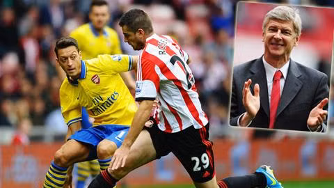 HLV Arsene Wenger (ảnh nhỏ) rất hài lòng về Mesut Oezil (áo vàng)