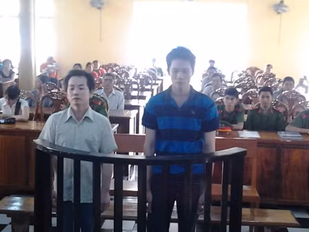Nguyên công an xã chịu án 2 năm tù.