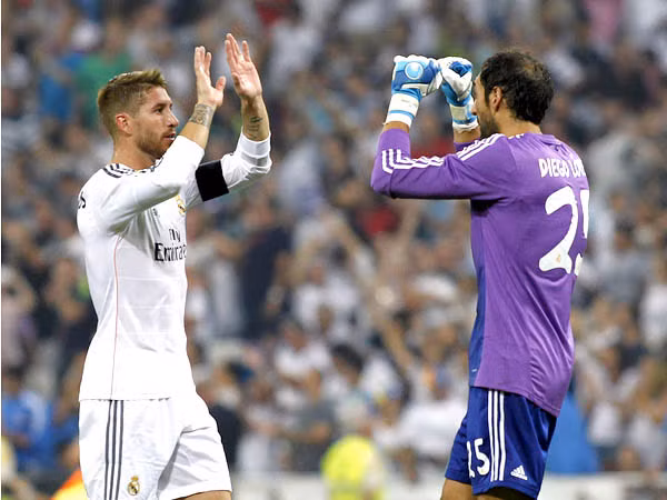 Lopez cứ bắt thế này, Casillas còn dự bị dài dài.