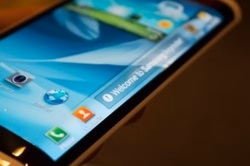 Mẫu thử smartphone màn hình cong của Samsung.