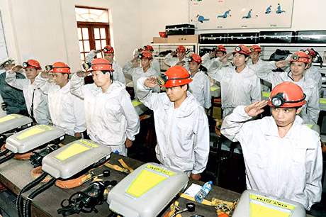 Lớp học sử dụng máy thở Oxigem do chuyên gia Nhật Bản hướng dẫn cho lính cứu hộ Công ty.