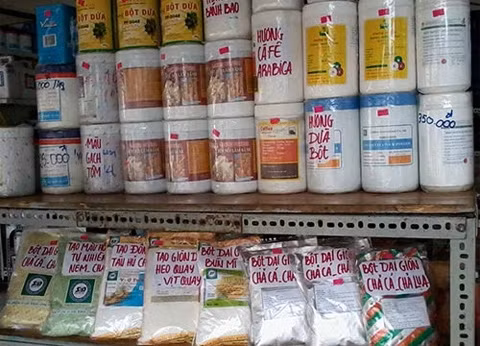 Một quầy hàng bán đủ loại hương liệu tại chợ Kim Biên