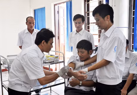 Các học viên thực hành kỹ năng cầm máu.