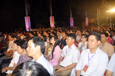 Đông đảo người dân và du khách đã đến tham gia lễ tưởng niệm.