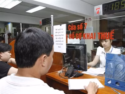 Bộ Tài chính cho biết, thu hồi hàng nghìn tỷ đồng chậm nộp của các bộ ngành sẽ giúp giảm nhẹ gánh nặng thu chi ngân sách. Trong ảnh: Nộp thuế tại một phòng thuế thuộc quận Hai Bà Trưng, Hà Nội Ảnh: Như Ý