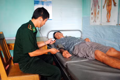 Các nạn nhân được kiểm tra sức khỏe tại trạm xá của Đồn.