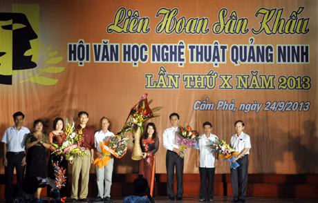 UBND TP Cẩm Phả tặng hoa lưu niệm cho các thành viên Ban tổ chức Liên hoan tại lễ khai mạc.