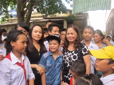 Quang Anh trong vòng tay các thầy cô và bạn bè ngày trở về.