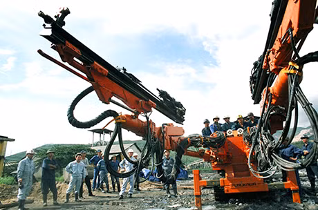 Các chuyên gia Nhật Bản hướng dẫn và chuyển giao cho thợ lò Công ty Than Mạo Khê sử dụng khoan hai choòng.
