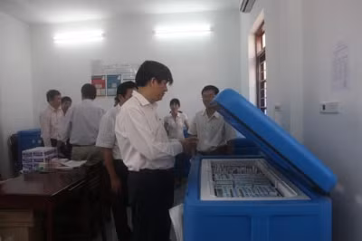 Cán bộ Bộ Y tế kiểm tra việc bảo quản vắc-xin tại tỉnh Ninh Bình..