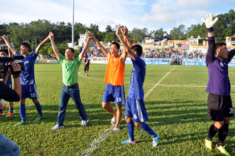 Thầy trò HLV Đinh Cao Nghĩa lên chơi ở V-League nhờ cách đào tạo trẻ rất hiệu quả của mình.