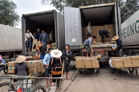 Tháo gỡ khó khăn cho các doanh nghiệp hoạt động xuất nhập khẩu hàng hoá là một trong những nội dung tỉnh Quảng Ninh đặc biệt quan tâm. Trong ảnh: Bốc xếp hàng hóa tại cửa khẩu Hoành Mô (Bình Liêu).