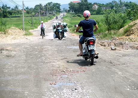 Nhiều đoạn đường nham nhở, lồi lõm kéo dài hàng km gây nhiều khó khăn cho các phương tiện lưu thông.