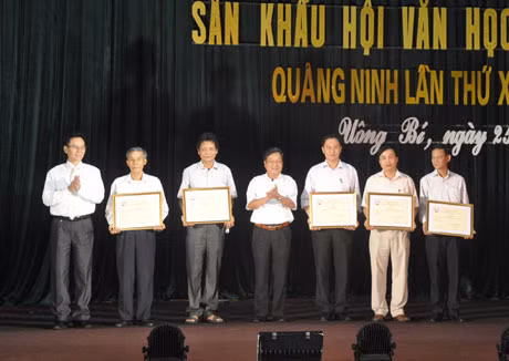 Ban Tổ chức trao giải A cho các vở diễn xuất sắc trong liên hoan.