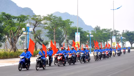 ĐVTN xuống đường diễu hành, tuyên truyền cho nhân dân thành phố các vấn đề xung quanh việc bảo vệ môi trường.