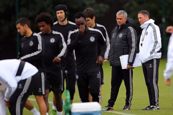 Mou đang cố biến Chelsea thành một cỗ xe tăng