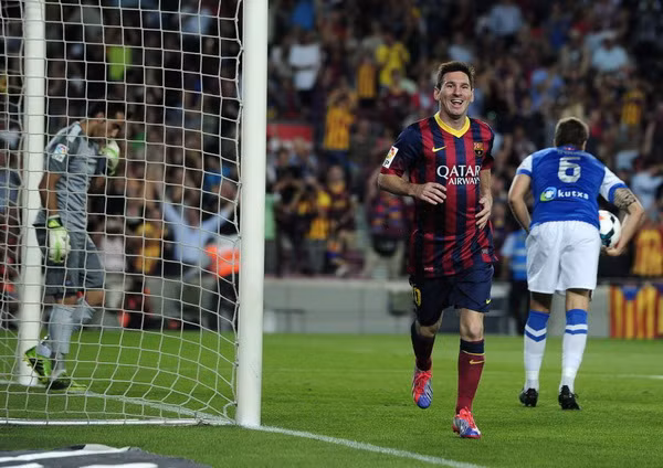 Messi đã có 323 bàn như Raul