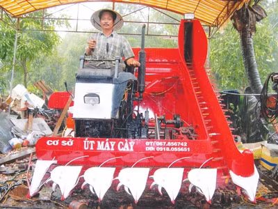 Nông dân Nguyễn Văn Út ở Đồng Tháp sáng chế máy gặt đập liên hợp. ẢNH: phương chăm.