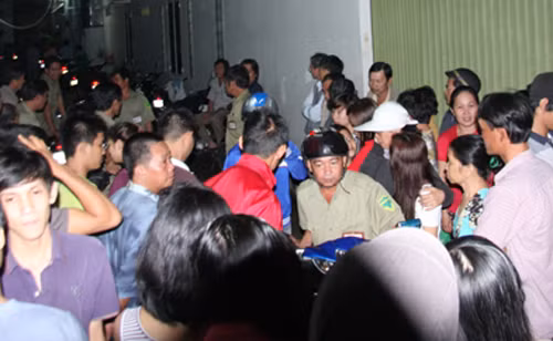 Cảnh sát phong tỏa hiện trường, khám nghiệm nhà bà cụ ở cuối hẻm. Ảnh: Quốc Thắng. 