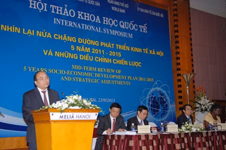 Phó Thủ tướng Nguyễn Xuân Phúc phát biểu chỉ đạo Hội thảo "Nhìn lại nửa chặng đường phát triển kinh tế-xã hội 5 năm 2011-2015 và những điều chỉnh chiến lược”. Ảnh VGP/Lê Sơn