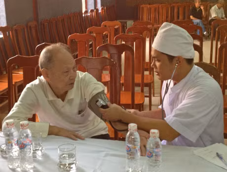Bác sĩ Bệnh viện Y dược cổ truyền tỉnh khám bệnh miễn phí cho các cụ cao tuổi phường Hồng Hà, TP Lạ Long