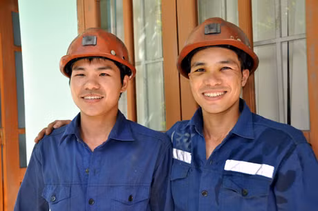 Vũ Xuân Đệ (bên trái) trước giờ vào ca.