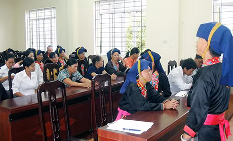 Hội LHPN huyện Ba Chẽ phổ biến luật cho hội viên, phụ nữ xã Đồn Đạc (Ba Chẽ).