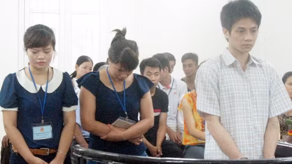 Nguyễn Hữu Chuẩn cùng hai chị họ “đối địch” tại phiên tòa