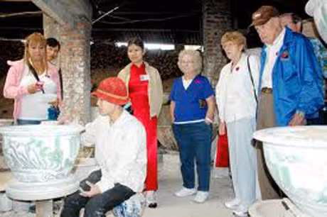 Du khách nước ngoài tham quan làng gốm Đông Triều.